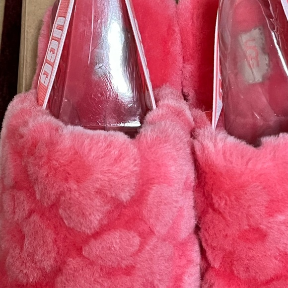 UGG NIB FLUFF YEAH SLIDE POPPY DESIGN STRAWBERRY SORBET COLOR SOFT SLIPPERS - Picture 6 of 17